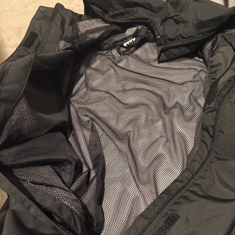 Helly Hansen Men's Black Raincoat - Picture 5 of 8